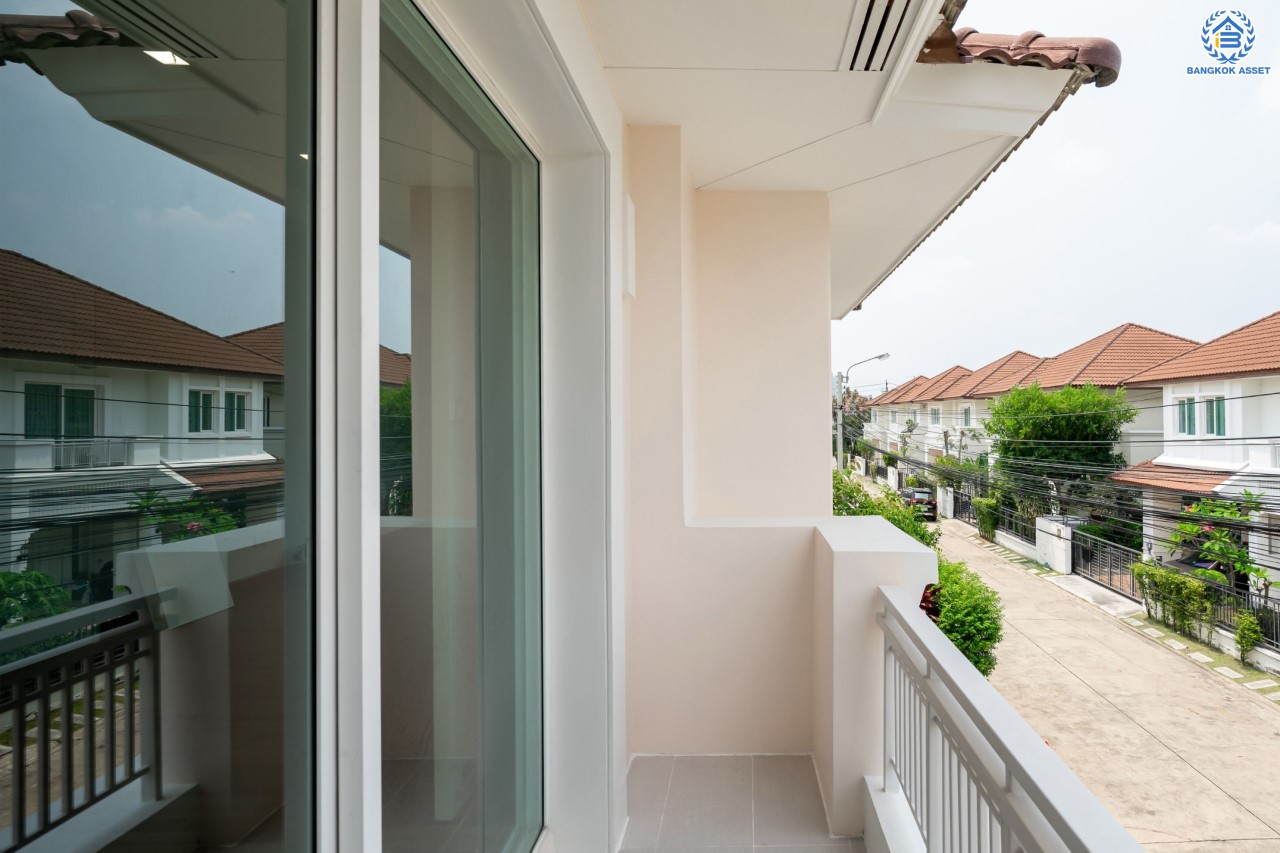 บ้านมือสองตกแต่งใหม่ จากแบรนด์ AP ม.เดอะเซนโทร รัตนาธิเบศร์ หลังมุม เนื้อที่ 60.9 ตร.ว. ฟังก์ชันจัดเต็ม 3 ห้องนอน 3 ห้องน้ำ จอดรถได้ 2 คัน บนทำเลศักยภาพ เชื่อมต่อหลายเส้นทางทั้ง ถ.ราชพฤกษ์, ถ.รัตนาธิเบศร์ และถ.กาญจนาภิเษก และเพียง 5 นาทีถึงรถไฟฟ้า "สถานีบางพลู"